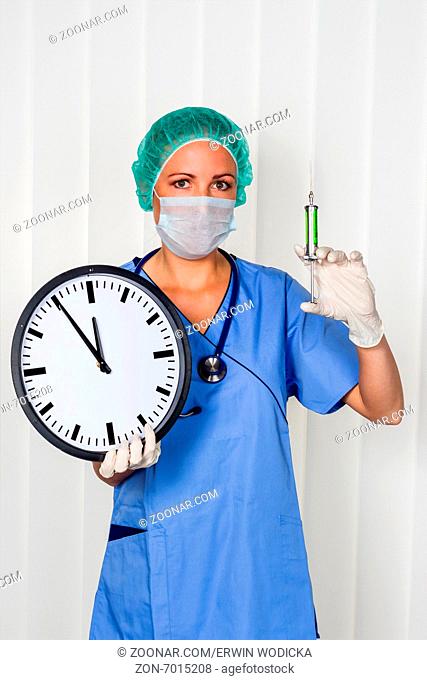 Eine Krankenschwester oder Ärztin in OP Kleidung vor einer Operation. Symbolfoto für Stress und Überstunden im Krankenhaus