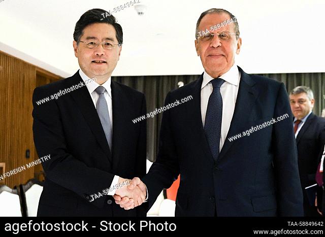 INDIA, PANAJI - MAY 4, 2023: China's Foreign Minister Qin Gang (L) and his Russian counterpart Sergei Lavrov shake hands during a meeting at the Taj Exotica...