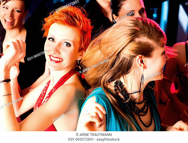 Frauen in einem Club oder einer Disco beim Tanzen Frauen in einem Club oder ein