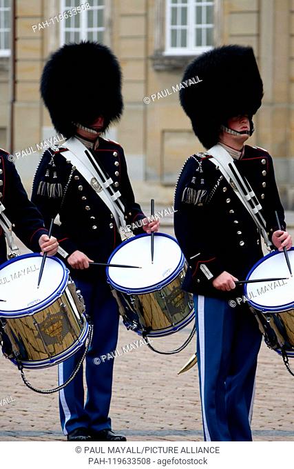 Royal Life Guards in front of Amalienborg Palace, Copenhagen, Denmark, Europe | usage worldwide. - Copenhagen/Denmark