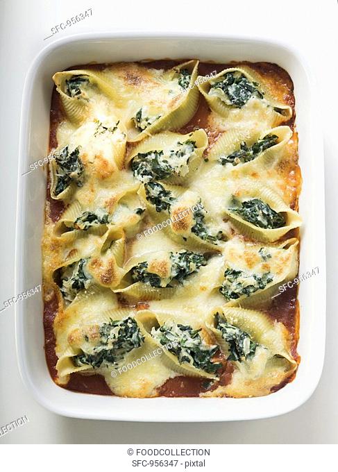 Baked pasta shells with spinach filling