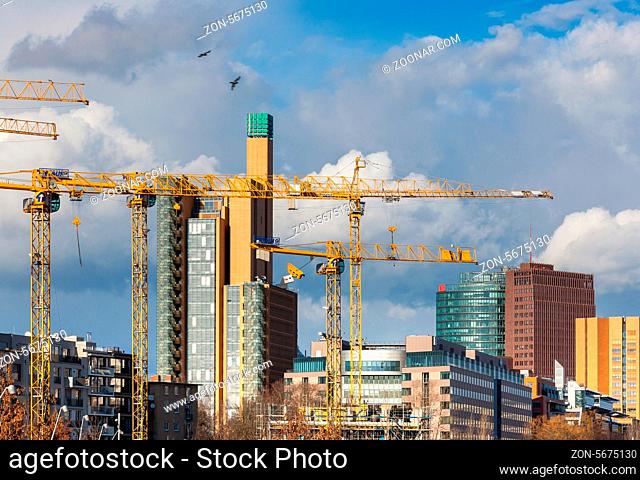 Baukräne am Gleisdreick in Berlin Mitte mit dem Potsdamer Platz im Bildhintergrund