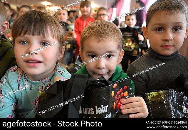 19 December 2023, Ukraine, Lysa Gora: Ukrainian girls and boys from an orphanage are delighted with Christmas presents brought by the private organization ""OHZ...
