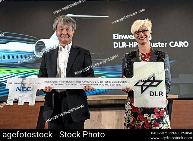 18 July 2022, Lower Saxony, Göttingen: Yuichi Kojima, Managing Director NEC Germany, and Anke Kaysser-Pyzalla, Chairwoman of the DLR Executive Board