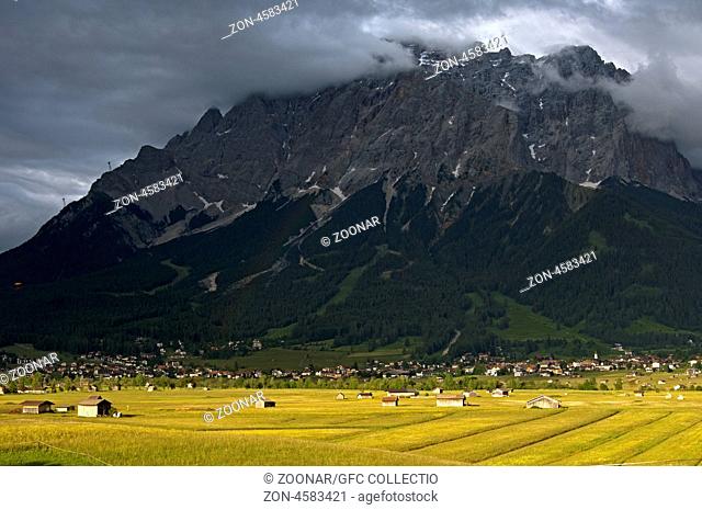 Lichtstimmung nach einem Gewitter im Ehrwalder Becken, Wettersteingebirge im Schatten, Zugspitz Arena, Ehrwald, Tirol, Österreich / Eerie light after a...