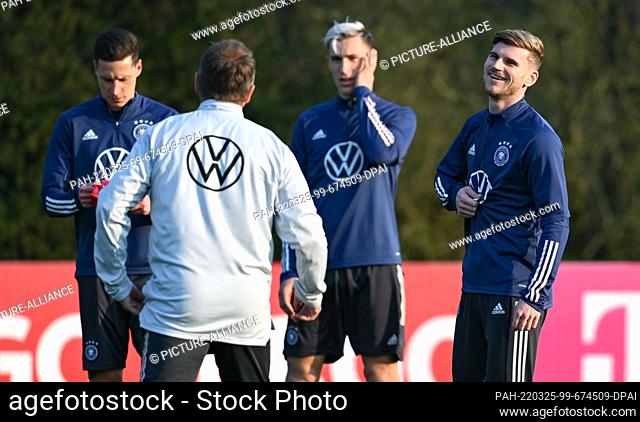 25 March 2022, Hessen, Frankfurt/Main: Soccer: National team, Germany, training before the international matches against Israel and the Netherlands: Next to...