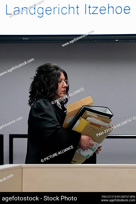 19 December 2023, Schleswig-Holstein, Itzehoe: Nasim Sohrabi, judge at the regional court, enters the courtroom at the China Logistic Center at the start of the...