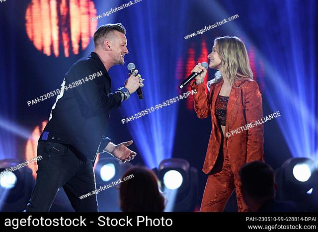 23 March 2023, Berlin: Musicians Sarah Zucker and Ben Zucker will be on stage and singing during the recording of the ARD show ""Verstehen Sie Spaß? The show...
