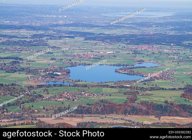 Blick vom Gipfel des Rauhecks auf den Riegsee und die bayrische Voralpenlandschaft