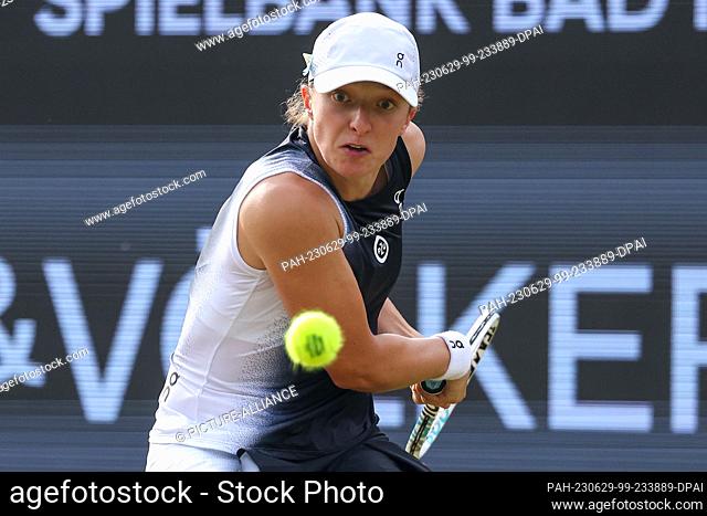 29 June 2023, Hesse, Bad Homburg: Tennis: WTA Tour, Singles, Women, Quarterfinals Iga Swiatek (POL) - Anna Blinkova, Iga Swiatek (POL) plays the ball
