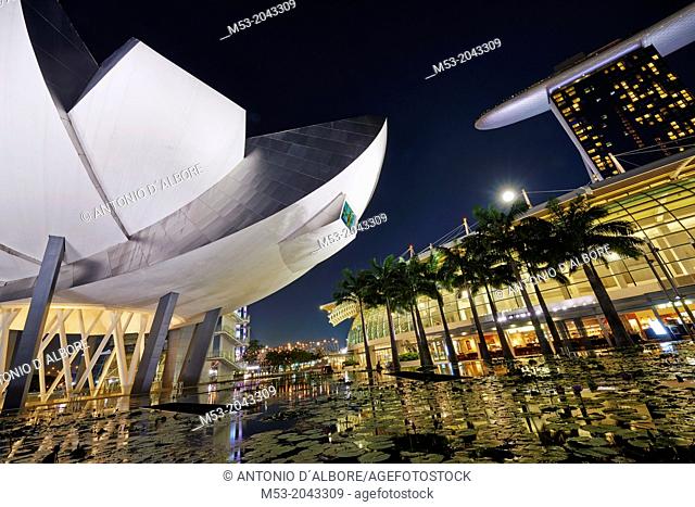 The flower shaped Art Science Museum located in the Marina Bay Sands Complex. In the right had side of the image The Shoppes