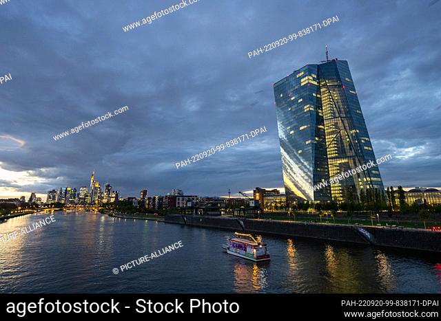 20 September 2022, Hessen, Frankfurt/Main: A party boat sails past the European Central Bank (ECB) headquarters on the Main River shortly after sunset
