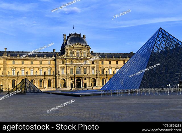 The Louvre art gallery, Museum and Louvre Pyramid, Pyramide du Louvre, Paris, France, Europe