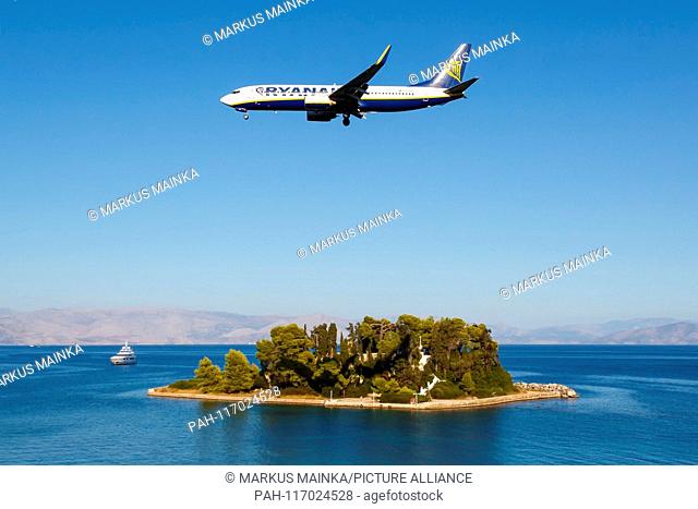 Corfu, Greece – 15. September 2017: Ryanair Boeing 737 at Corfu airport (CFU) in Greece. | usage worldwide. - Corfu/Greece