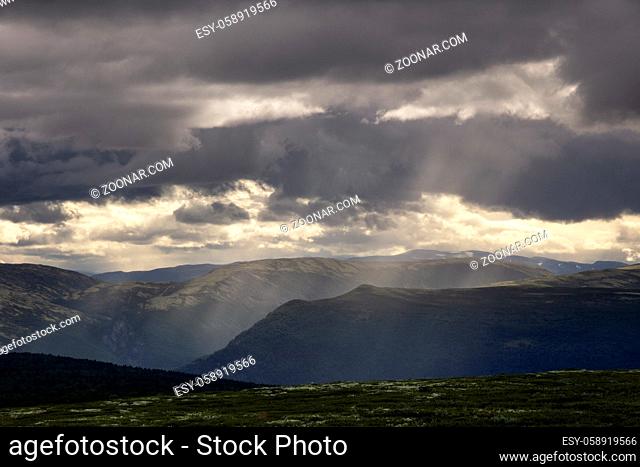 View over the Dovre mountains from the Grimsadlen valley