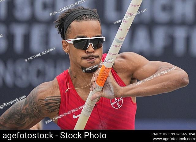 05 June 2021, Lower Saxony, Brunswick: Athletics: German Championships: Bo Kanda Lita Baehre in action during the men's pole vault