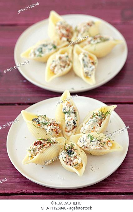 Conchiglie pasta filled with quark, dried tomatoes and olives with dill
