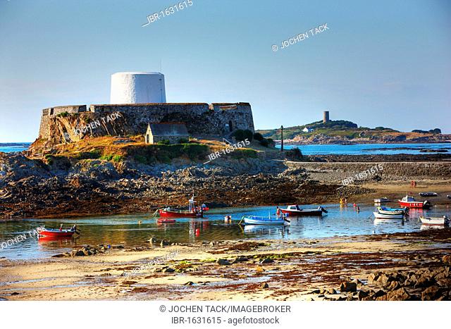 Fort Grey, now a museum, boats lying dry on the seabed at low tide, Rocquaine Bay, Guernsey, Channel Islands, Europe