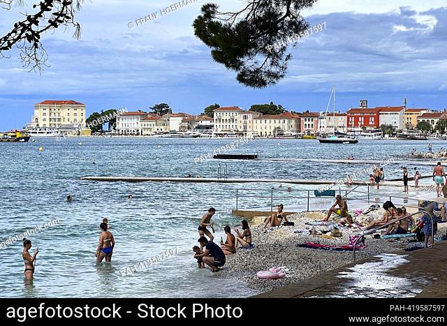 View of Porec / Istria in Croatia. Vacationers and bathers cavort on the beach. ?. - Porec/Istrien/Kroatien