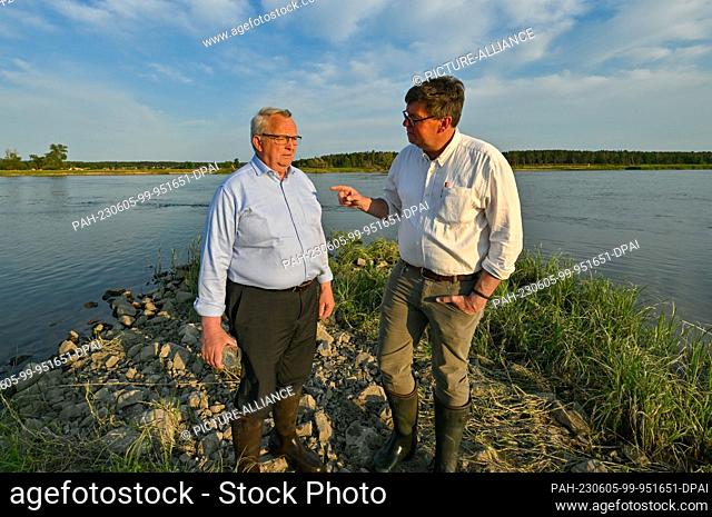05 June 2023, Brandenburg, Criewen: Till Backhaus (l., SPD), Environment Minister of Mecklenburg-Western Pomerania, and Dirk Treichel