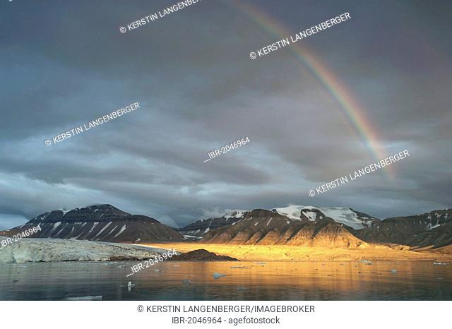 Rainbow over Nordenskioeldbreen Glacier and Adolfbukta bay, Billefjord, Spitsbergen, Svalbard, Norwegen, Skandinavien, Europa