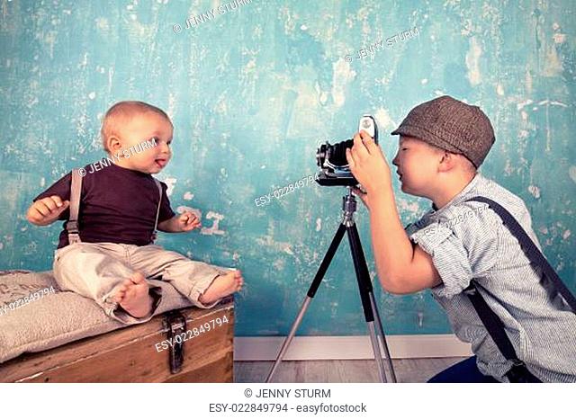 zwei Brüder beim Fotoshooting