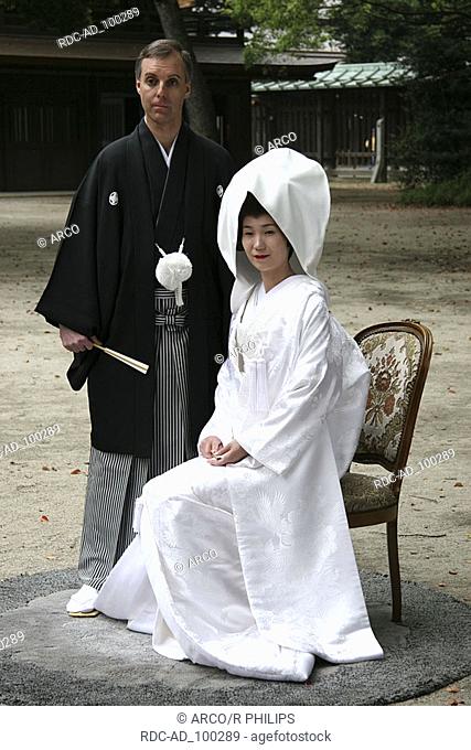 Pair in traditional japanese wedding dress Meijin Shrine Tokyo Japan Paar in traditioneller japanischer Hochzeitskleidung Meijin Schrein Tokio Japan...