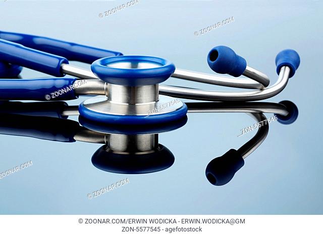 Stethoskop vor weißem Hintergrund, Symbolfoto für Arztberuf und Diagnostik