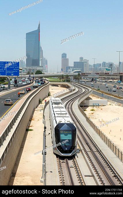 Dubai, Vereinigte Arabische Emirate - 26. Mai 2021: Alstom Citadis Straßenbahn Tram Dubai ÖPNV öffentlicher Nahverkehr Transport Verkehr an der Haltestelle...