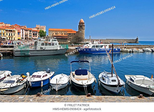 France, Pyrenees Orientales, Cote vermeille, Collioure, the harbour and Notre Dame des Anges (Our Lady of the Angels church)