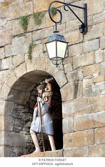 STATUE OF SAINT-JACQUES IN THE RAMPARTS ABOVE THE GREAT GATE IN THE OLD TOWN, SAINT-MALO, ILLE-ET-VILAINE 35, FRANCE