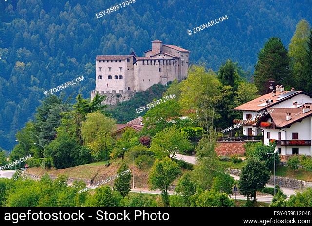 die italienische Stadt und Burg Stenico - the italian town and castle Stenico in northern Italy