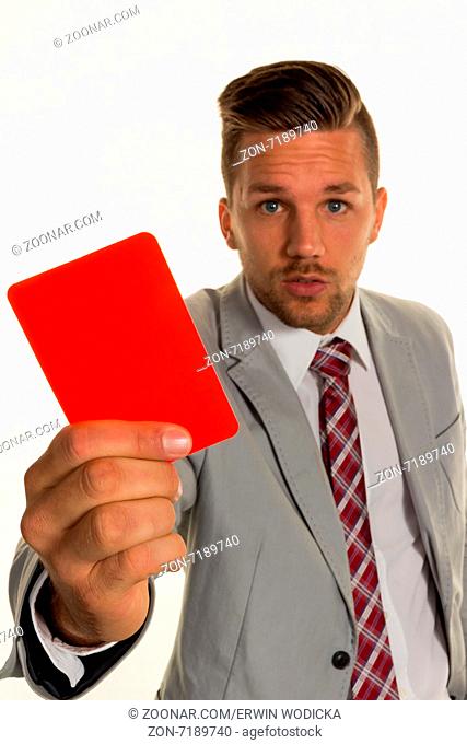EIn Manager hält eine rote Karte in der Hand. Symbolfoto für Kündigung oder Entlassung