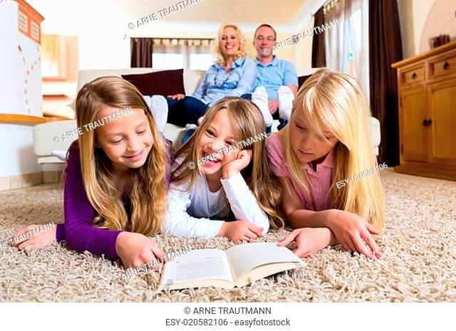 Familie liest ein Buch zusammen