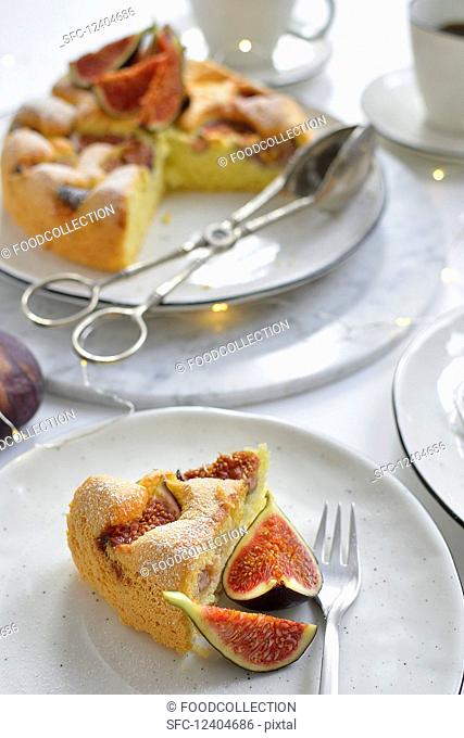 Sponge cake with figs on a plate