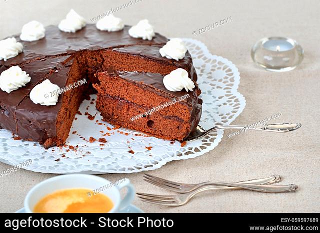 Wiener Schokoladenkuchen mit Ribiselmarmelade gefüllt und mit feiner Zartbitterschokolade überzogen - Viennese cake with red currant jam and covered with fine...