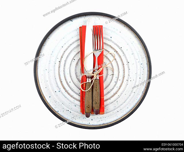Teller mit Besteck und Serviette isoliert - Plate with cutlery and napkin isolated