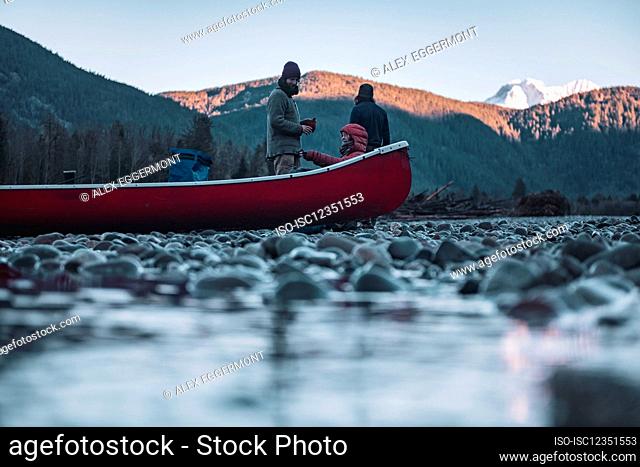 Canadá, Columbia Británica, Amigos con canoa descansando en el río Squamish