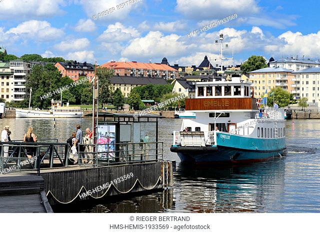 Sweden, Stockholm, Hammarby Sjostad eco-neighborhood pioneer in sustainable development, ferry on the Hammarby lake