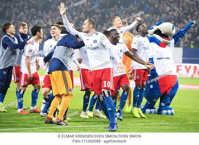 The Hamburg players and Pierre-Michel LASOGGA (mi., HH) dance hilariously and are happy about the victory, jubilation, cheering, cheering, joy, cheers