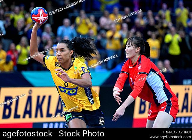 Swedens Jamina Roberts and Chinas Xinyao Zhao during fridays match in the opening round of the Handball World Cup, group A