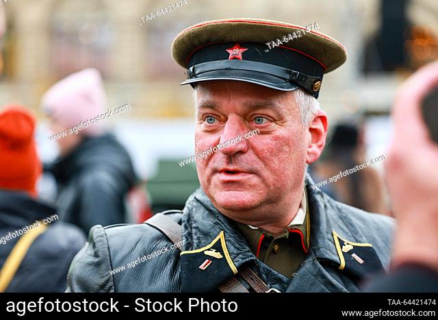 RUSSIA, MOSCOW - 5 de NOVIEMBRE, 2023: Un intérprete que llevaba uniforme de época en un museo al aire libre en la Plaza Roja; el museo se abrió para conmemorar...