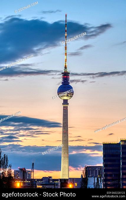 Der berühmte Fernsehturm in Berlin nach Sonnenuntergang