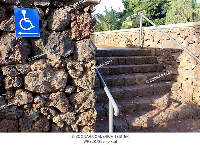 Treppe mit Hinweisschild für Rollstuhlfahrer, Puerto de la Cruz, Teneriffa, Spanien