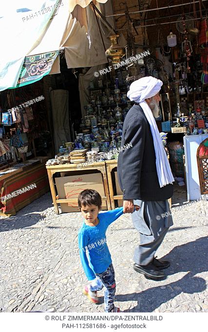 Iran - grandfather and grandson in Vakil Bazaar in the historic center of Shiraz, Fars. Taken on 20.10.2018. Photo: Rolf Zimmermann | usage worldwide