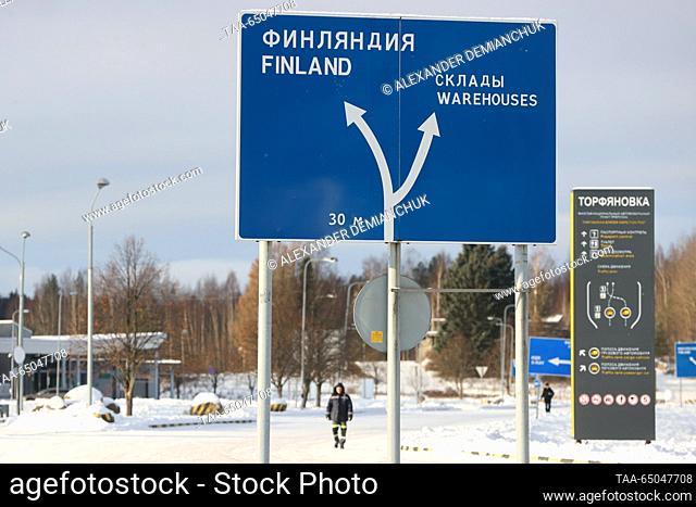 RUSSIA, LENINGRAD REGION - 21 de NOVIEMBRE, 2023: Se observan señales direccionales en el cruce de Torfyanovka en la frontera entre Rusia y Finlandia