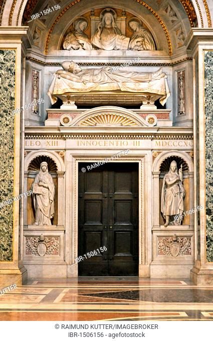 Grave monument of Pope Innocent III., transept, Basilica San Giovanni in Laterano, Basilica of St. John Lateran, Rome, Lazio, Italy, Europe