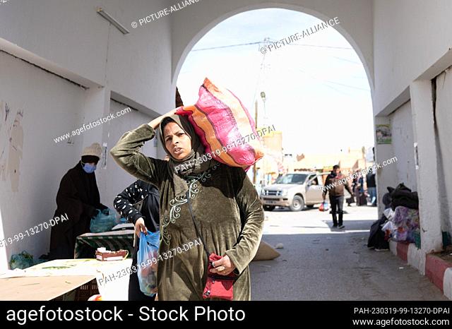 02 March 2023, Tunisia, Douz: Sedentary and nomadic buyers and sellers at the weekly market in the medina of the oasis city