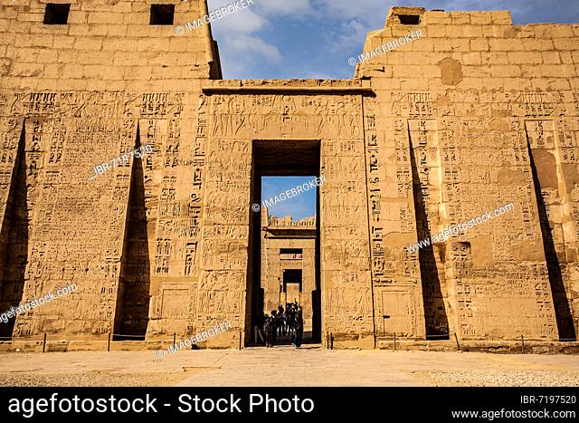 The 1st courtyard is dedicated to the military victories of Ramses III. The battles are shown in the large relief depictions, Medinet Habu
