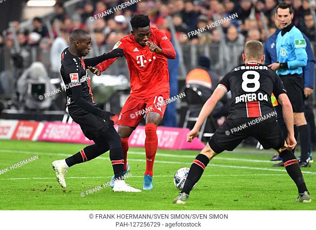 Alphonso DAVIES (FC Bayern Munich), action, duels versus Moussa DIABY (Bayer Leverkusen). Soccer 1. Bundesliga, 13.matchday, matchday13